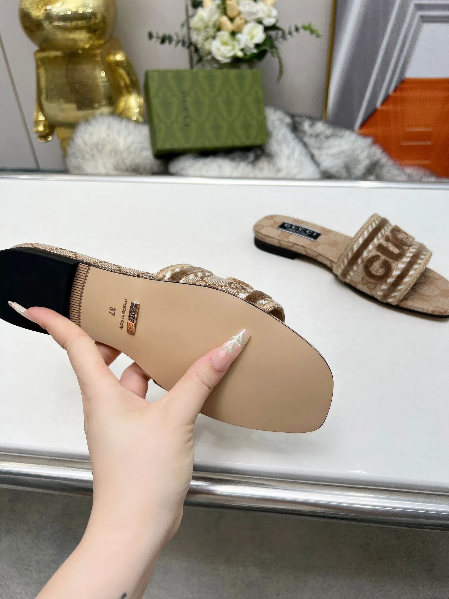 👟👟Ex-factory price 340👟👟 Genuine leather sole 200 Gucci 2024/Spring and summer new electric embroidery flat slippers hot style online —————————————— Perfect interpretation! The original development supports any comparison in the market! Carefully crafted materials! Months in the making! The pattern is extremely beautiful! Unique charm. The fabric is made from the original one-to-one ratio! Flash sale market free version! The thorn lines and three-dimensional effect are full! High-end and high-end Factory No.: 828-16 ꫛꫀꪝ Go➫ Materials: ❶ Upper: Electric embroidery environmentally friendly washed denim fabric ❷ Feet: imported sheepskin, lining sheepskin. ❸Outsole! Original Italian leather outsole ➕ Rubber outsole ........................................ ♡Size: 35-44 ♡Colour: 1cm